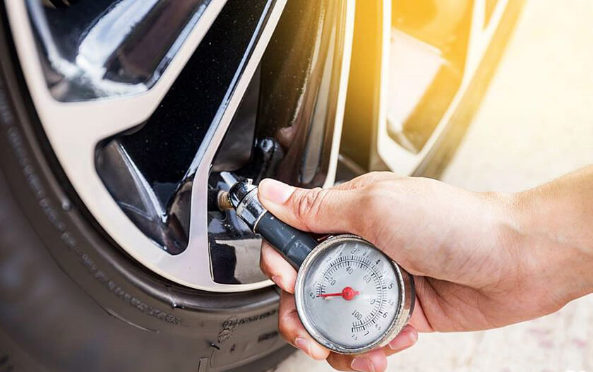 đo áp suất lốp ô tô
