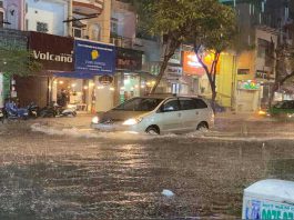 Thủy kích là gì? Kinh nghiệm lái xe khi gặp mưa để hạn chế thủy kích Xe ngập mưa dễ bị thủy kích