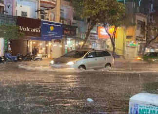 Thủy kích là gì? Kinh nghiệm lái xe khi gặp mưa để hạn chế thủy kích Xe ngập mưa dễ bị thủy kích