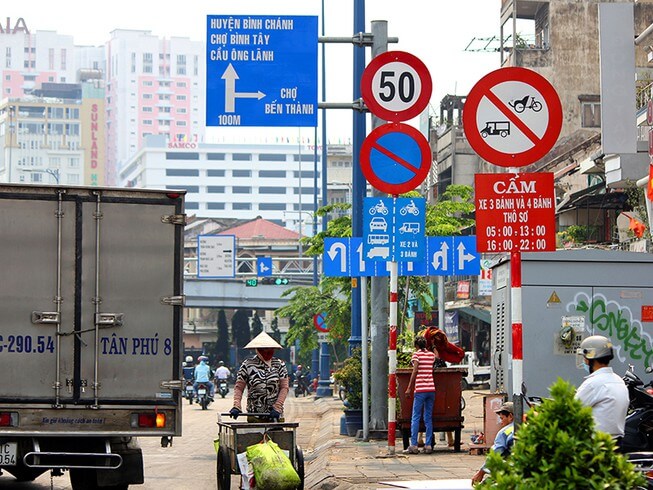 Biển báo giao thông là biển báo được đặt trên đường để thể hiện và truyền tải thông tin cho người tham gia giao thông.