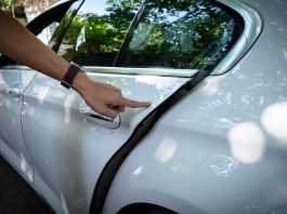 Có nên lắp cửa hít ô tô? Bảng giá cửa hít ô tô Có nên độ cửa hit ô tô